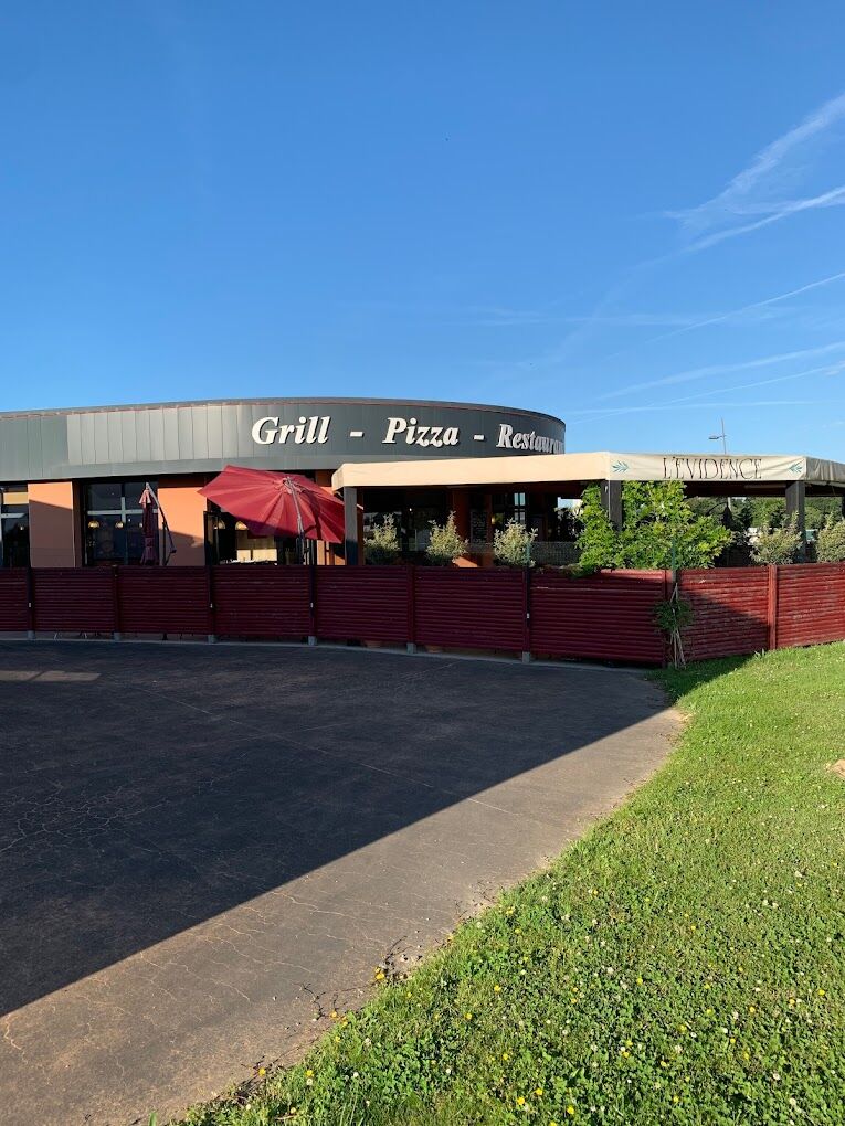 Devanture Restaurant L'Évidence Beaupréau — Grill Pizza Restaurant